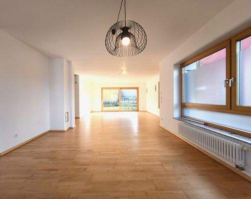 Großzügiger Wohn- und Essbereich mit Blick in den eigenen Garten