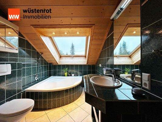 Badezimmer: Holz, Fliesen und Licht – ein Ort zum Ankommen und Abschalten