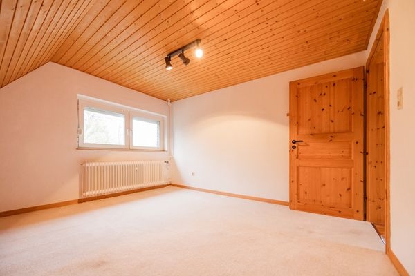 Erstes Schlafzimmer mit Blick in den Garten