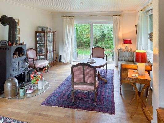 Wohnbereich mit Kamin und Terrassenzugang