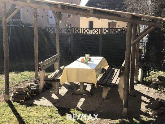 überdachter Sitzplatz im Garten