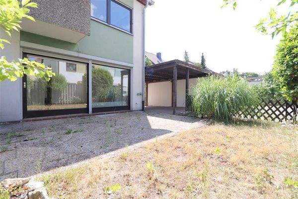 Terrasse, daneben Carport