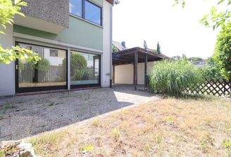 Terrasse, daneben Carport