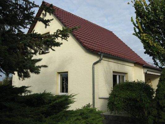 Hausansicht von Straße aus