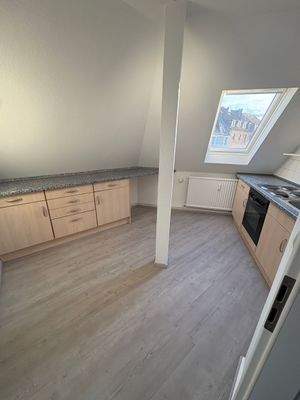 Helle Küche mit Schrägfenster