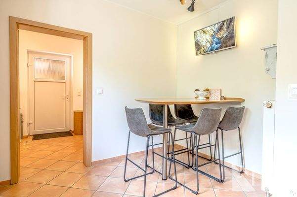 Küche mit Sitzplatz und angr. HWR