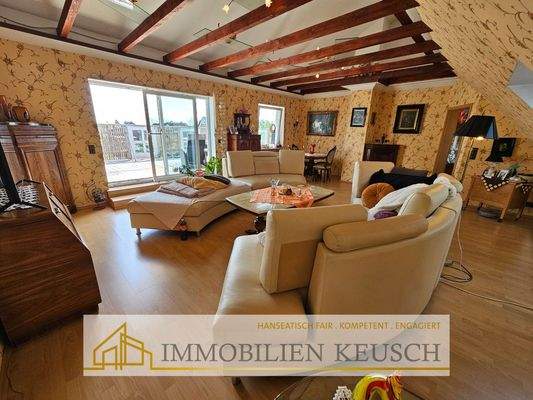 Helles Wohn- und Esszimmer