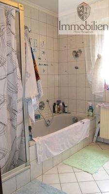 Tageslichtbad EG mit Wanne und Dusche