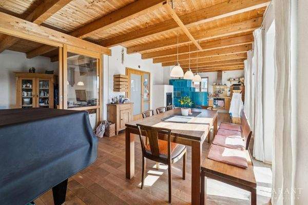 Offenes Esszimmer mit Küche