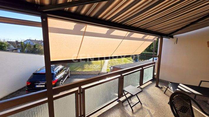 Überdachung mit zusätzlicher Markise als Sonnenschutz