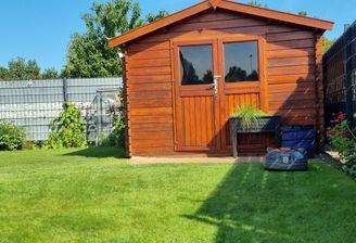 Hof und Blick zu "Rasimir-Roboter"