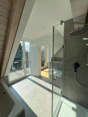 Masterbad mit Balkonzugang