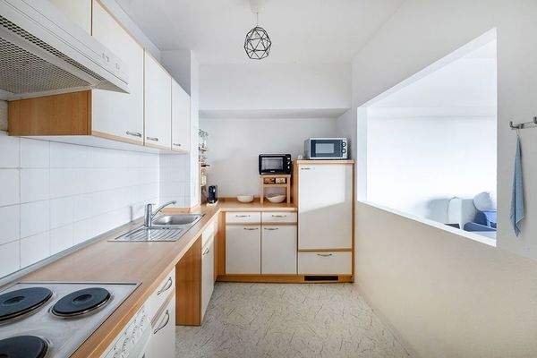 Einbauküche mit Durchreiche