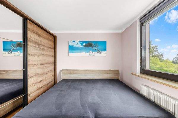 mit geräumigem Kleiderschrank