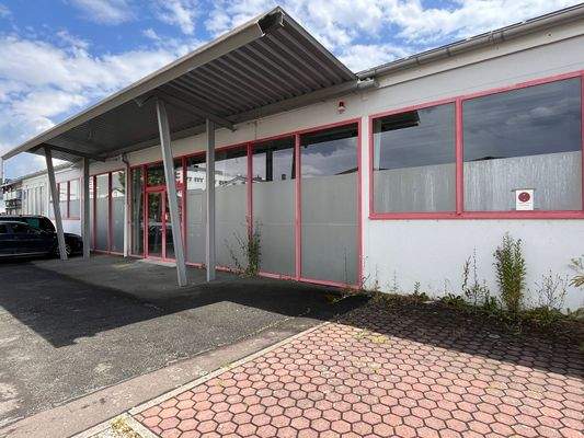 überdachter Eingangsbereich