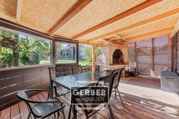 13 Außen, überdachte Terrasse mit Ofen