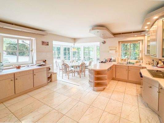 geräumige und praktische Einbauküche