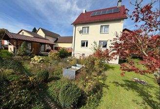 Hausansicht mit Garten