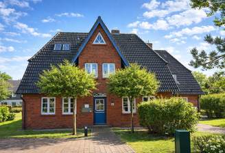 Traditionelle Rotes Backsteinhäuser mit großem Garten