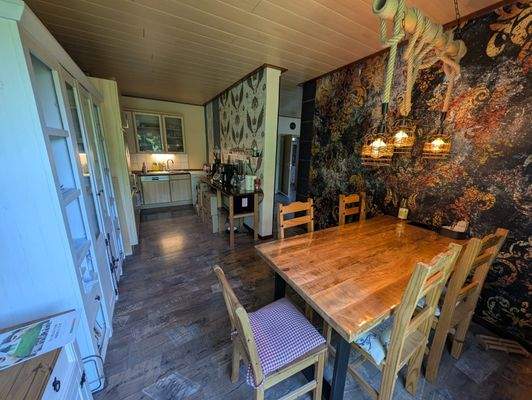 Blick vom Essplatz in die Küche