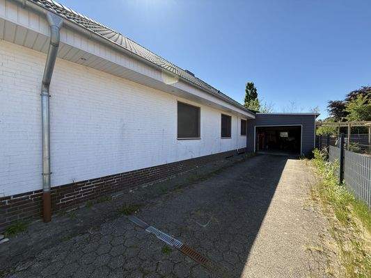 Zweite Einfahrt + Garage