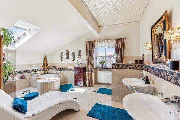 luxuriöses Eltern-Badezimmer