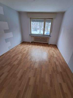 Leeres Zimmer mit Fenster