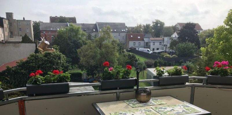 Blick aus einem der Balkone in den grünen Innenhof