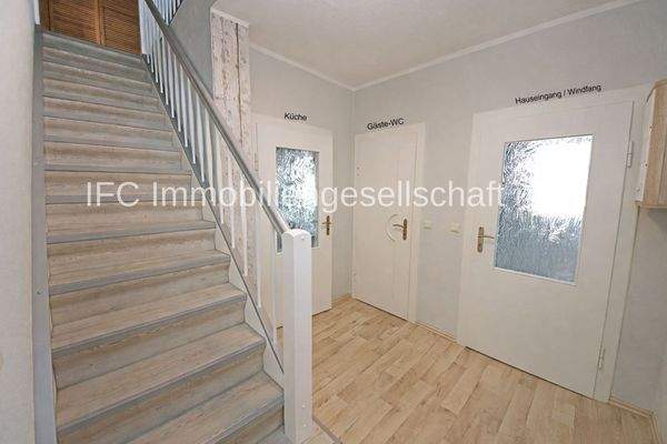 Diele im EG mit Treppe zum OG