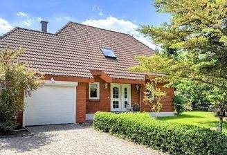 Ansicht des Wohnhauses mit Garage