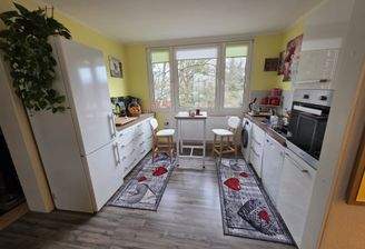 Küchenbereich mit Einbauküche 