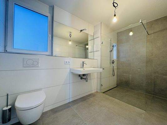 Tageslichtbad mit bodengleicher Dusche