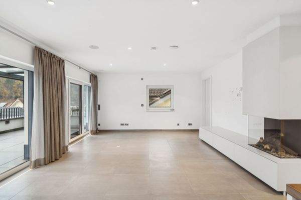 Heller Wohnbereich mit Kamin &amp; Terrassenzugang