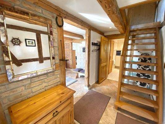 Flur mit Treppe ins Dachgeschoss Doppelhaushälfte