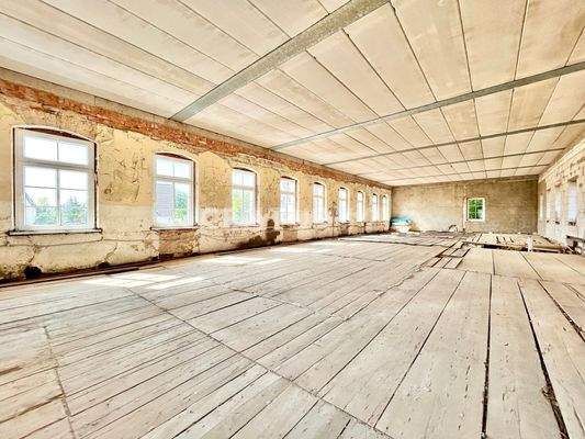 Saal im 1. OG mit freitragender Stahl-Beton-Decke