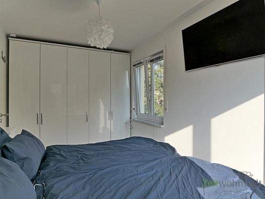 Wand-TV und Kleiderschrank