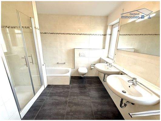 Badewanne, Dusche und zwei Fenster