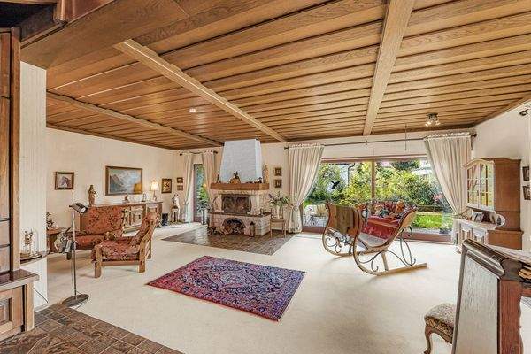 Wohnzimmer mit Kamin