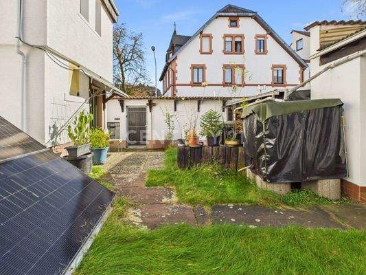 Innenhof mit kleiner Grünfläche