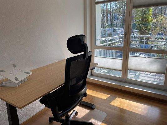 Wohnzimmer mit Schreibtisch