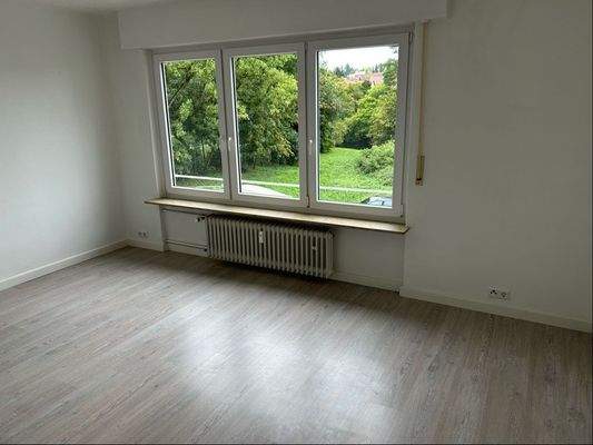 Wohnzimmer mit Balkonzugang