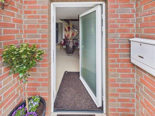 CAM03784G0-PR0100-STILL024