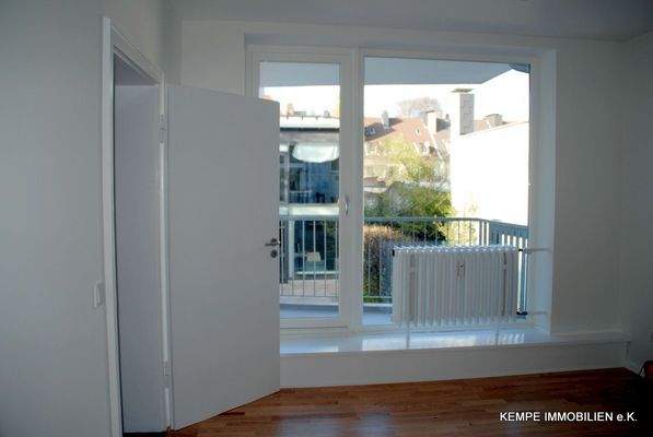 Wohnung rechts: Balkon rückseitig