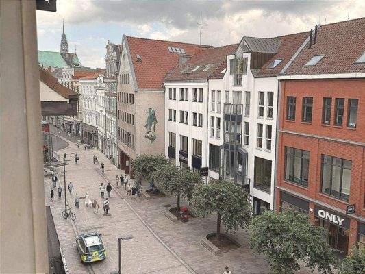 Vorne Blick in die Breite Straße nach links ..