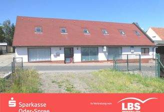 Hausansicht und  Stellplätze