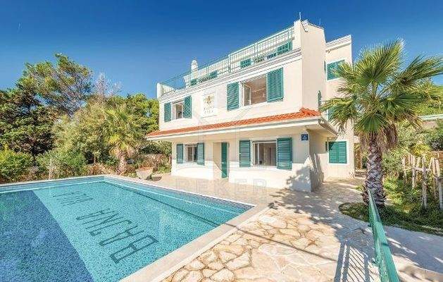 Große Villa mit sonnigem Pool