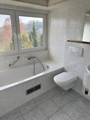 Bad mit Wanne und Dusche