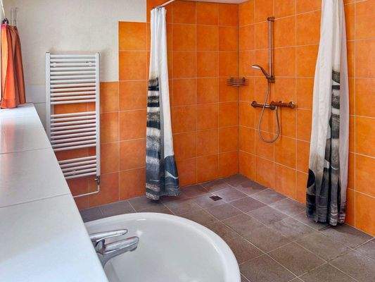 Rollstuhlgerechtes Duschbad im EG