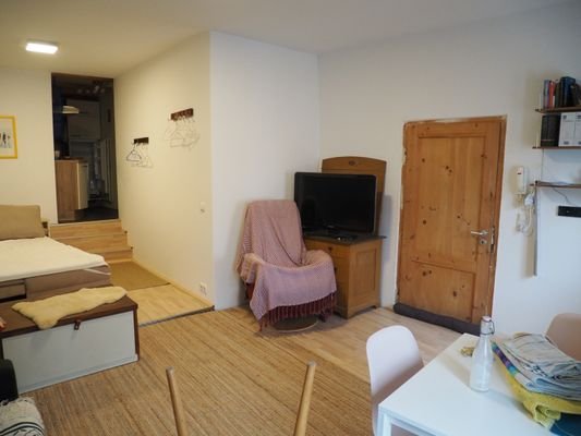 Wohnzimmer m Blick in den hinteren Bereich 