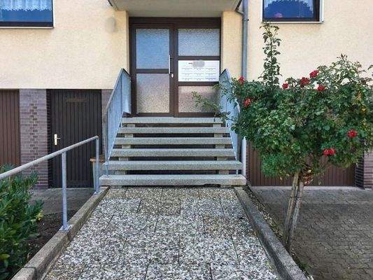 Fußweg zum Eingangsportal